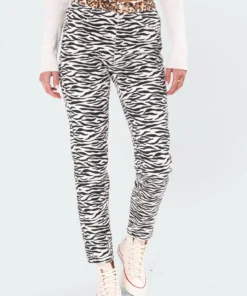 7004_zebra In The Wild Mom Jeans